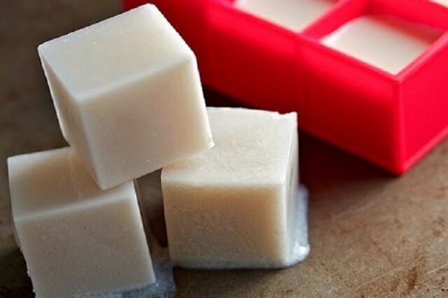 ثلج الحليب منتج مجدد لبشرة الوجه.