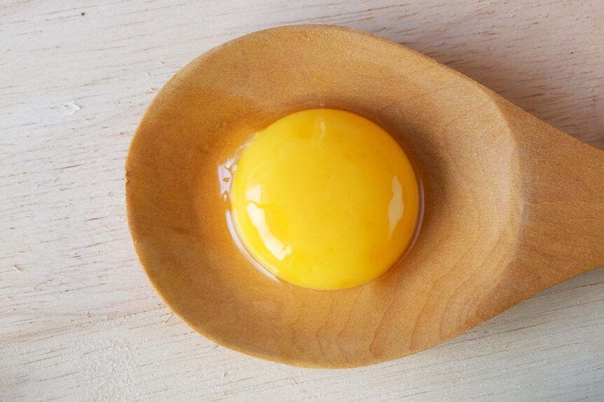 صفار البيض لصنع كريم مضاد للشيخوخة